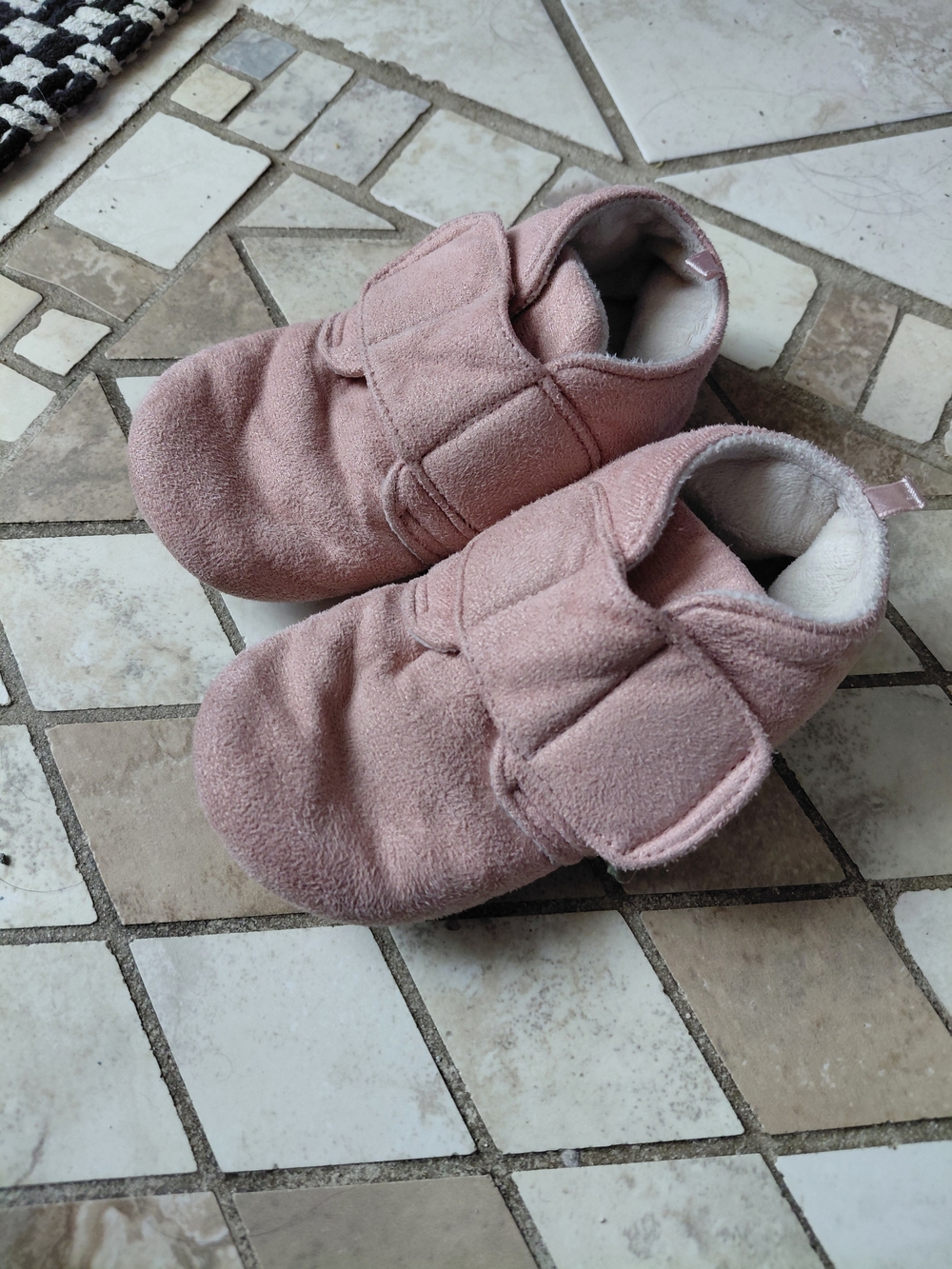 H&M Pink Plush Kids Slip-On Slippers with Non-Slip Dots